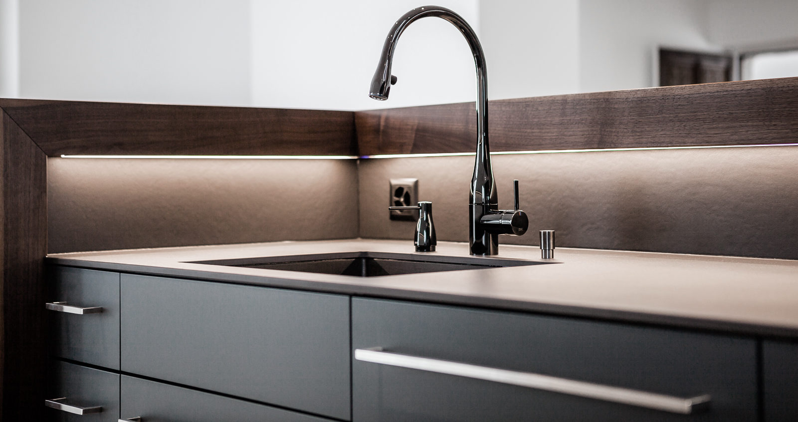 Moderne Küche mit schwarzer Armatur – Sanitärinstallation der SOS Gebäudetechnik GmbH, Rain LU