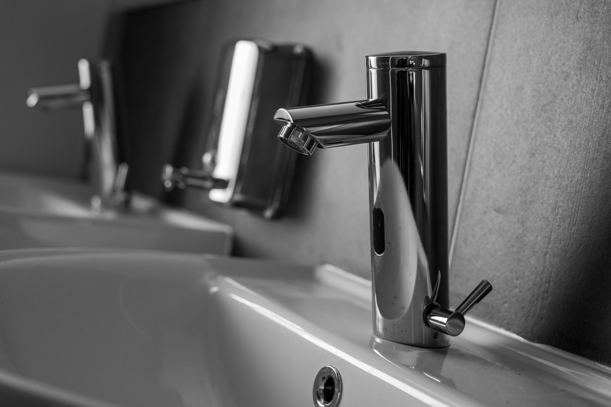 Waschtisch Armatur Chrom-Armatur am Waschtisch – Sanitär von SOS Gebäudetechnik