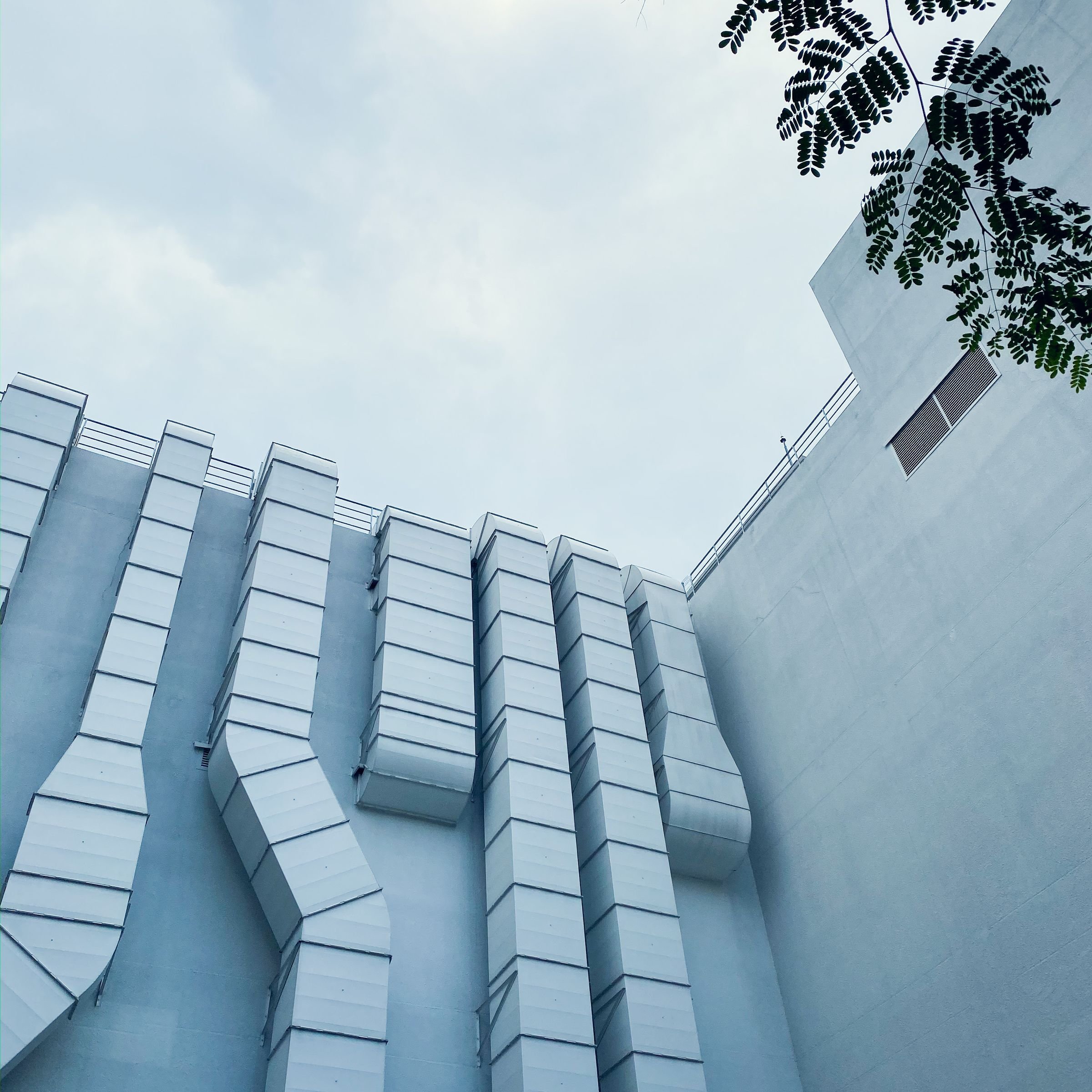 Lüftung und Klima Weisse Lüftungskanäle an einer Fassade – Lüftungs- und Klimaanlagen von SOS Gebäudetechnik
