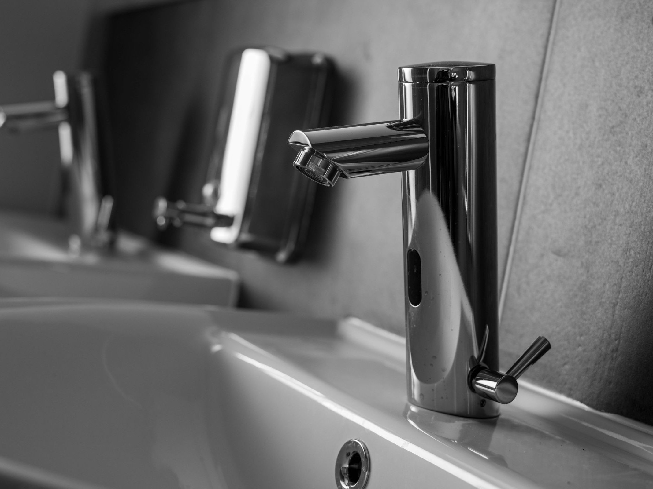 Waschtisch Armatur Chrom-Armatur am Waschtisch – Sanitärinstallation von SOS Gebäudetechnik