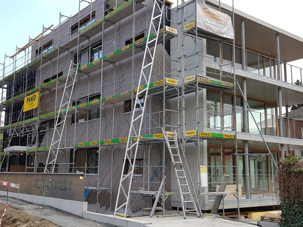 MFH Sonnenheim Reinach MFH Sonnenheim in Reinach AG im Rohbau mit Gerüst – Heizung und Sanitär von SOS Gebäudetechnik
