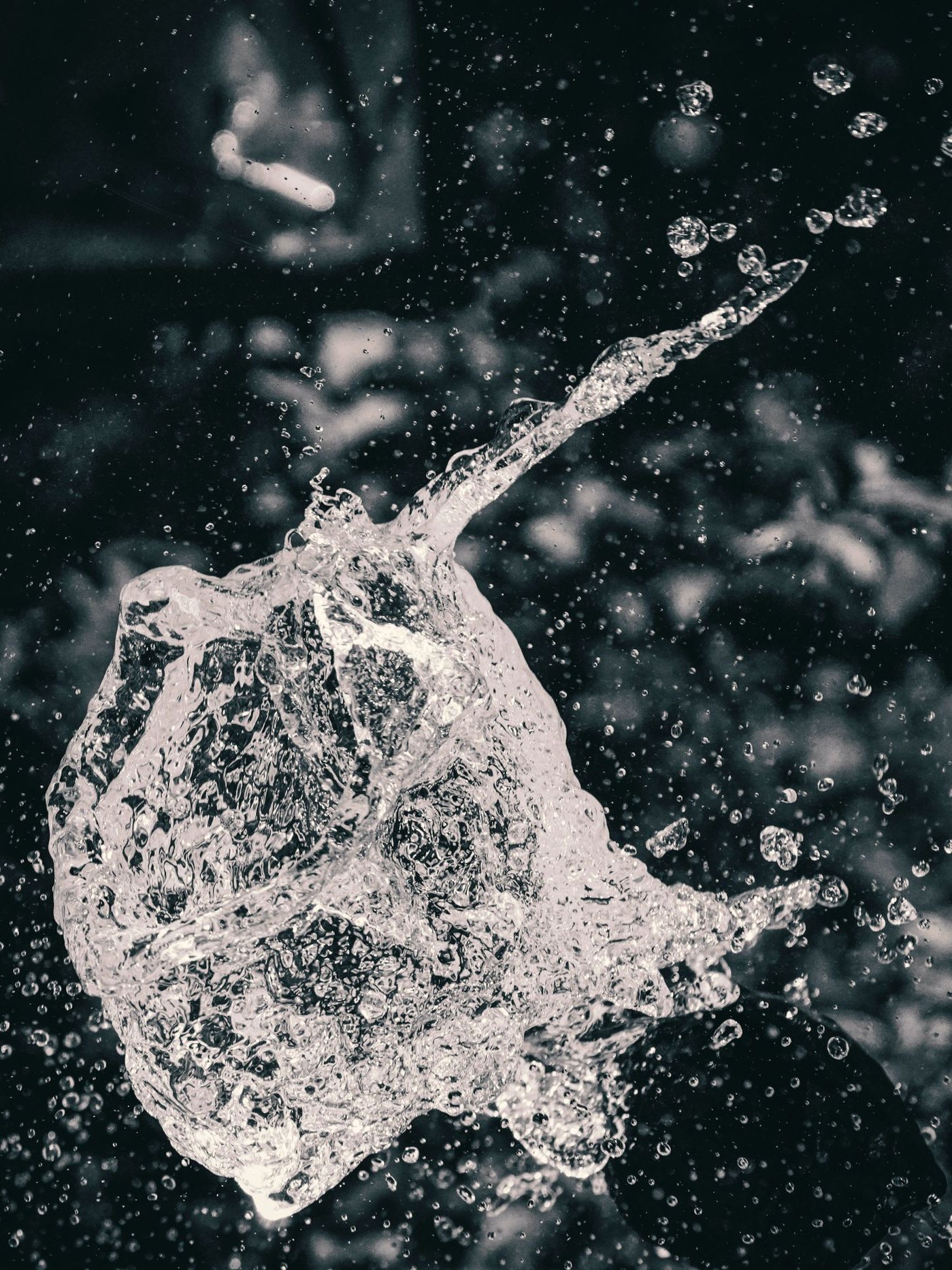 Notdienst 24/7 Wasser spritzt vor dunklem Hintergrund – 24/7 Notdienst von SOS Gebäudetechnik