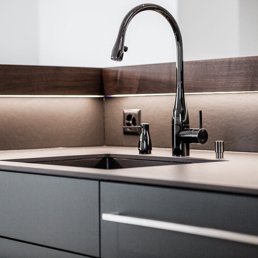 Sanitärinstallation Küche Moderne Küche mit Armatur – Sanitärinstallation der SOS Gebäudetechnik GmbH, Rain LU