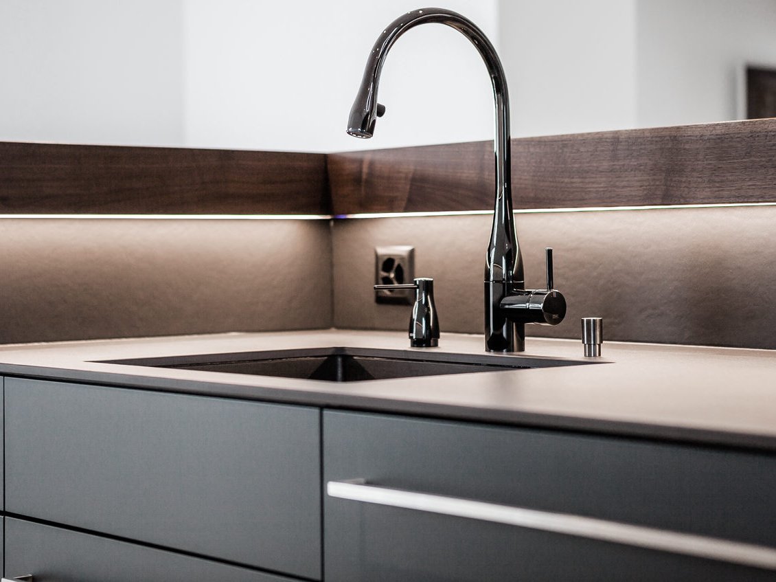 Sanitärinstallation Küche Moderne Küche mit Armatur – Sanitärinstallation der SOS Gebäudetechnik GmbH, Rain LU