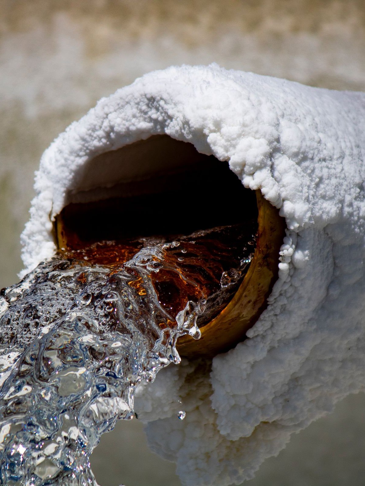 Rohrbruch Wasser schiesst aus einem geborstenen, vereisten Rohr – Rohrbruch-Notdienst von SOS Gebäudetechnik